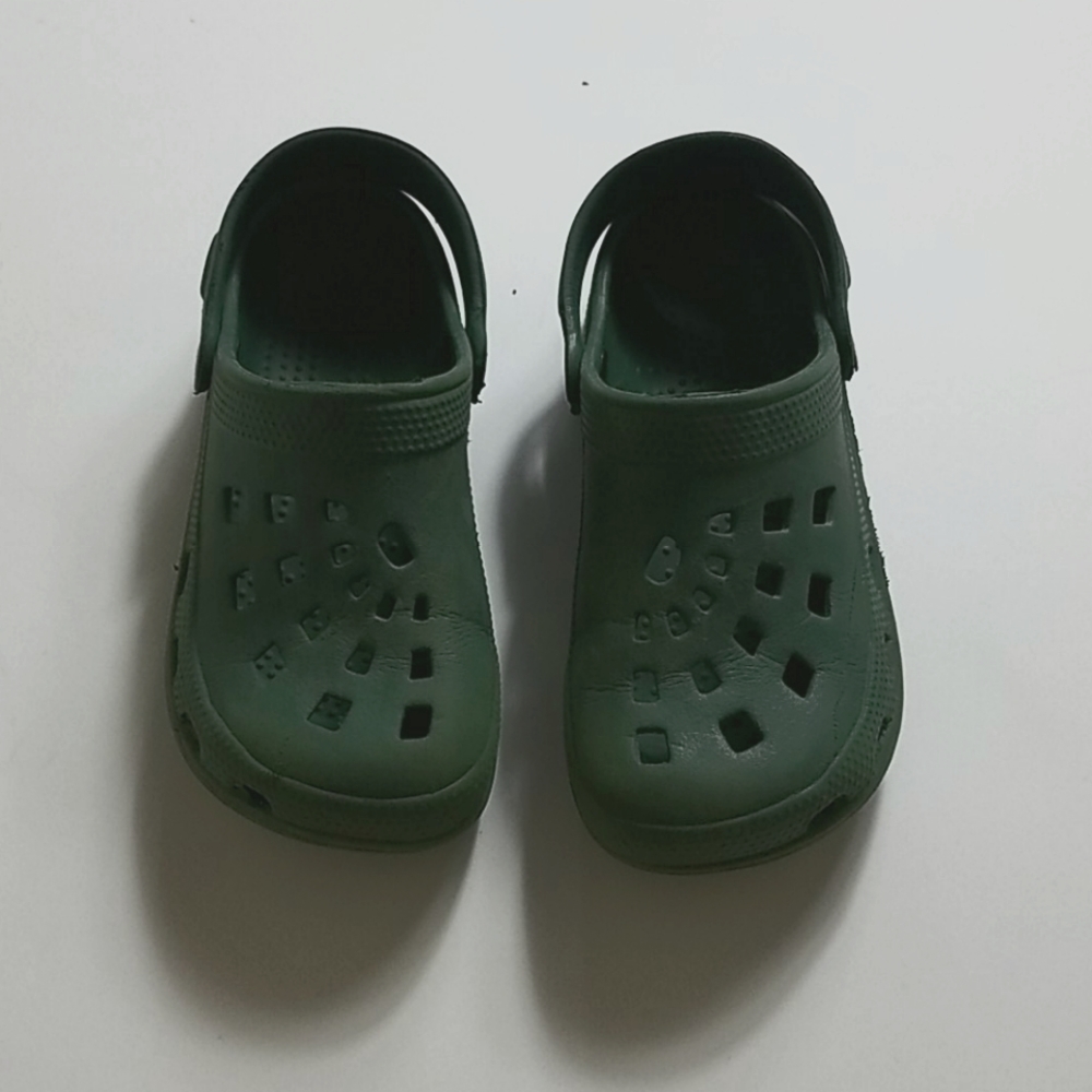 Kids green size small water (croc) shoes
